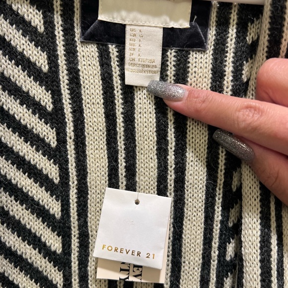 NWT Patterned Striped Cardigan - Picture 2 of 3